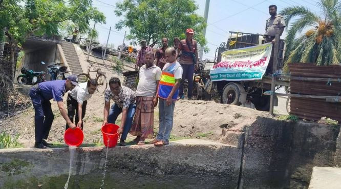 পাইকগাছায় বিপুল পরিমাণ পারশে পোনা নদীতে অবমুক্ত