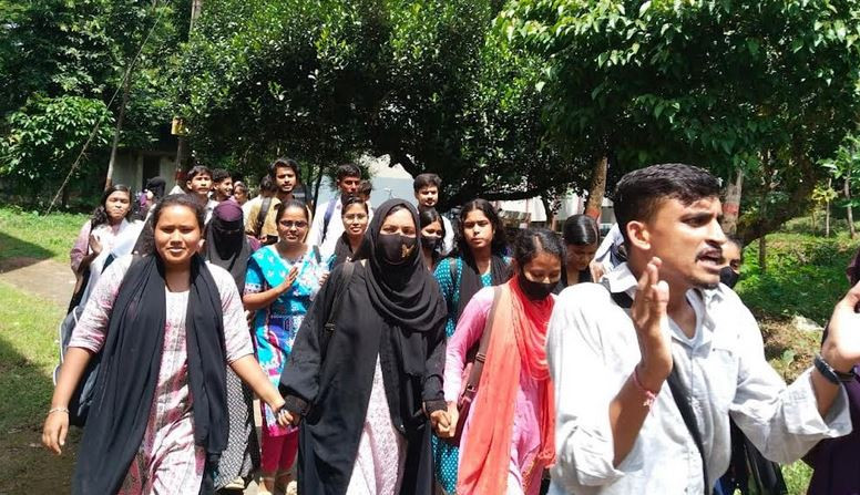 অনার্স ২য় বর্ষের পরীক্ষার বর্ধিত ফি প্রত্যাহারের দাবিতে মৌলভ...