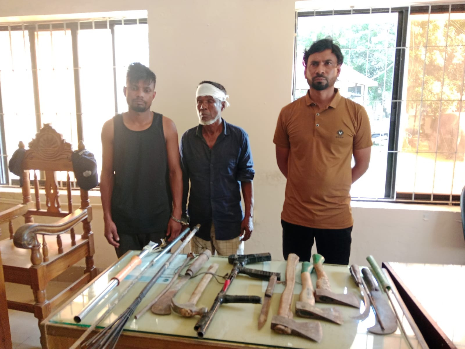 মৌলভীবাজার শেরপুরে সেনাবাহিনী ও পুলিশের যৌথ অভিযানে অস্ত্রসহ...